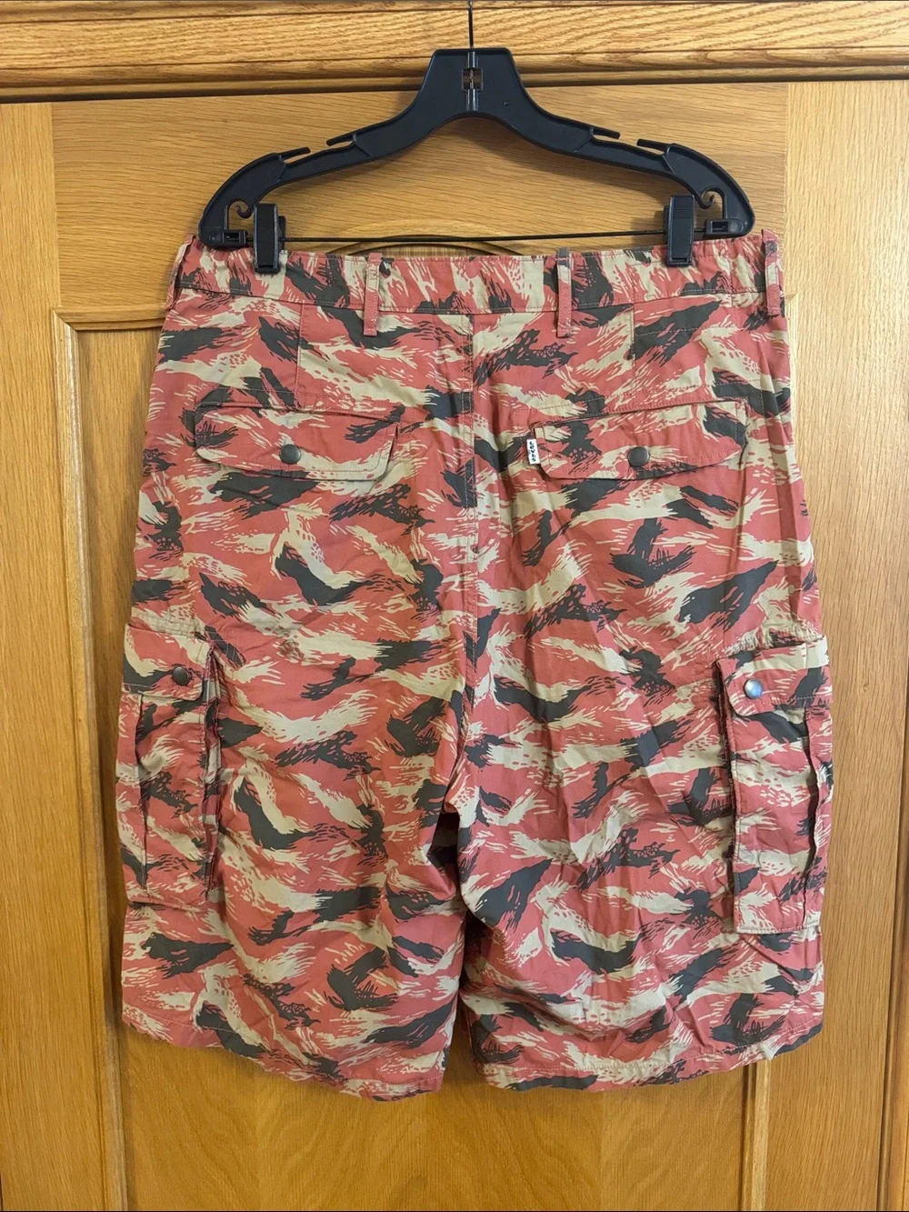 Levi’s Men’s Red Black Camo Snap Cargo Utility Shorts Style 13581 Size 36
